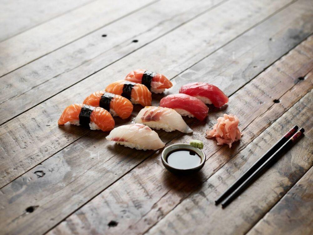 czarne pałeczki do sushi