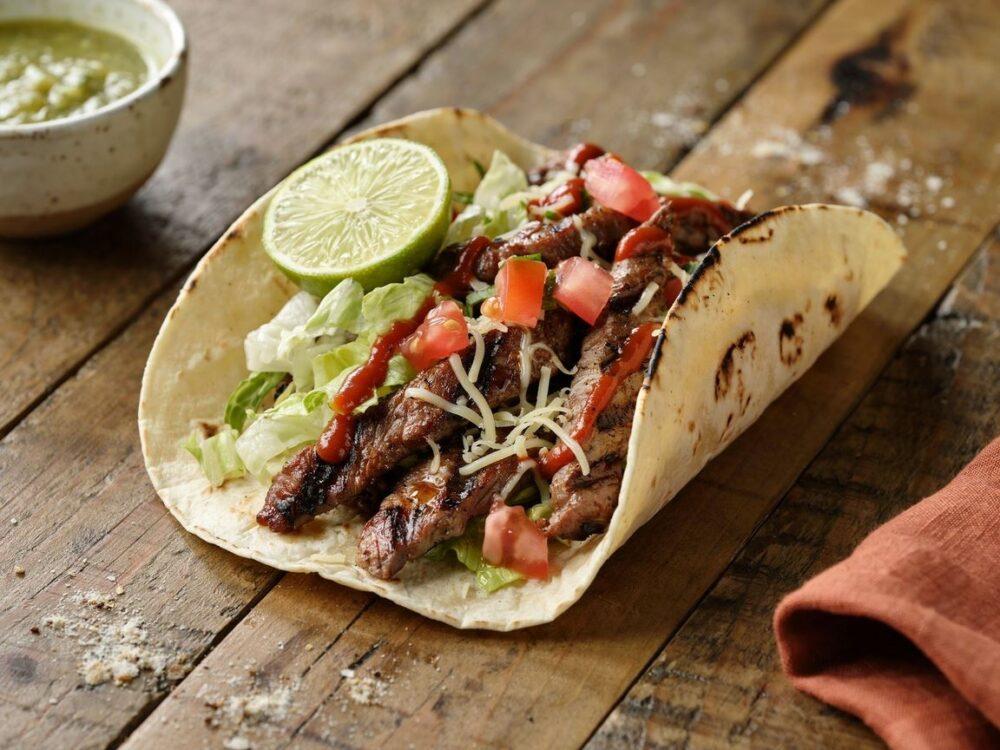 gotowe tacos na talerzu