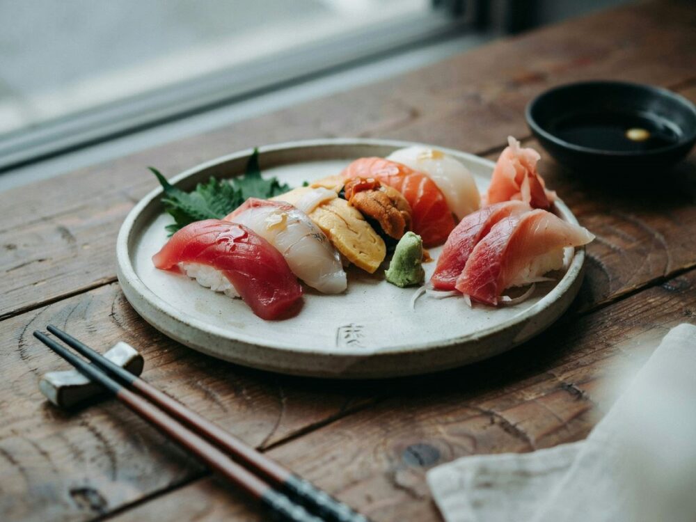 kucharz przygotowujący sushi