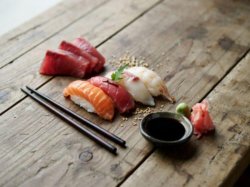 rolki sushi z ryżem i rybą