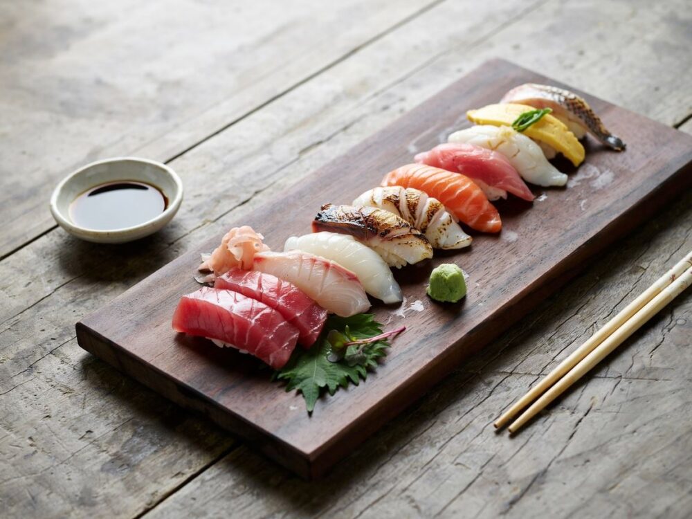 składniki do sushi na stole