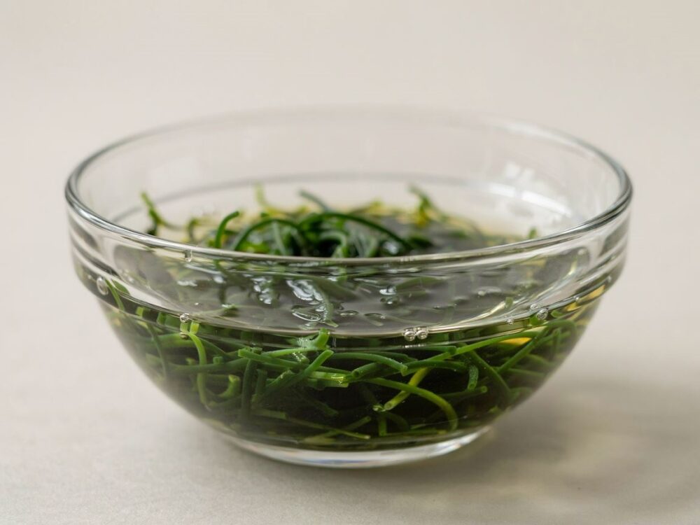 tabletki spiruliny na dłoni